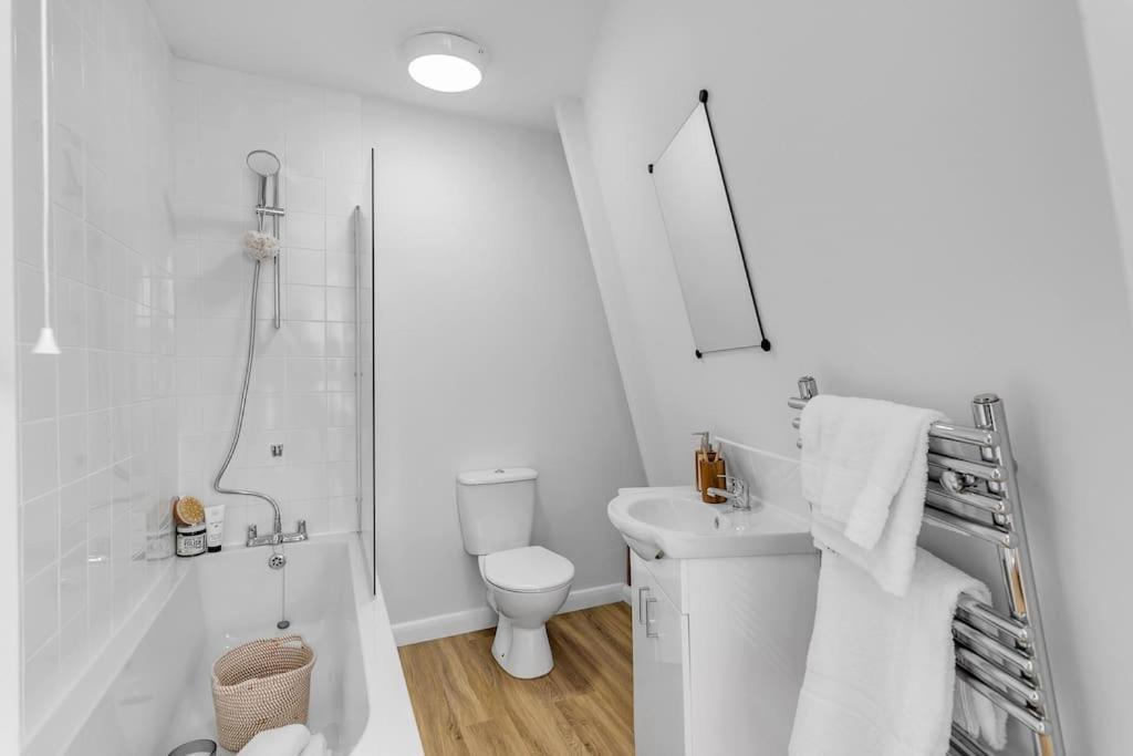 1-Bed Seaside Apartment With Parking 크로머 외부 사진