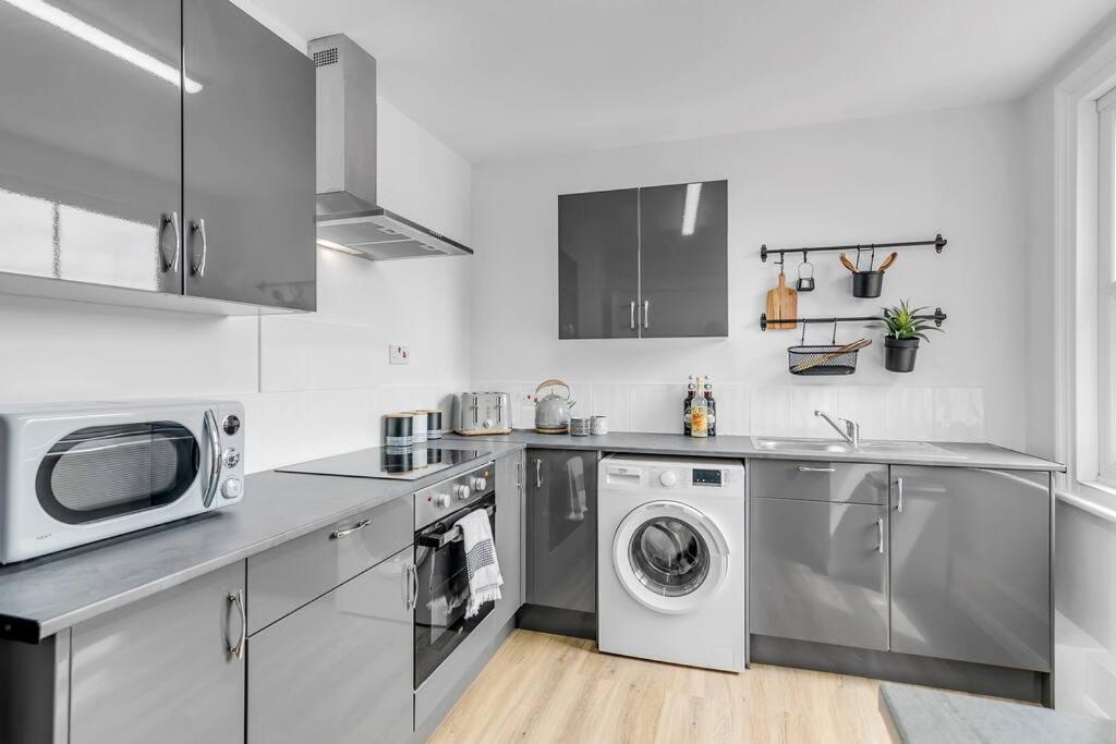 1-Bed Seaside Apartment With Parking 크로머 외부 사진