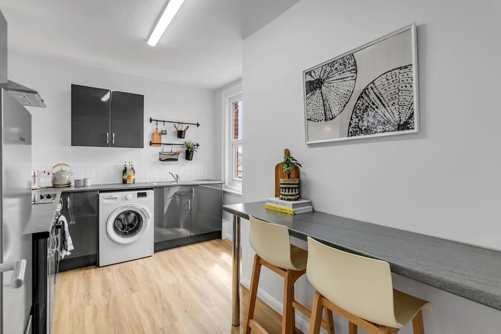1-Bed Seaside Apartment With Parking 크로머 외부 사진