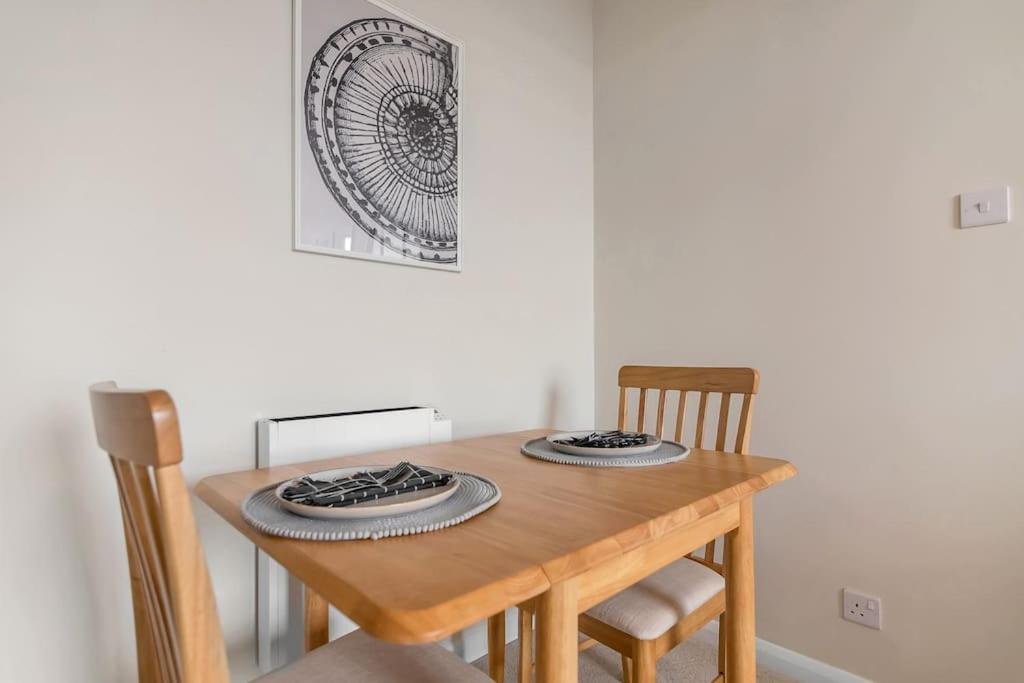 1-Bed Seaside Apartment With Parking 크로머 외부 사진