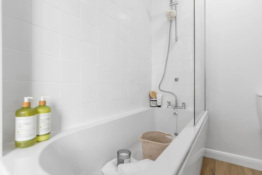 1-Bed Seaside Apartment With Parking 크로머 외부 사진