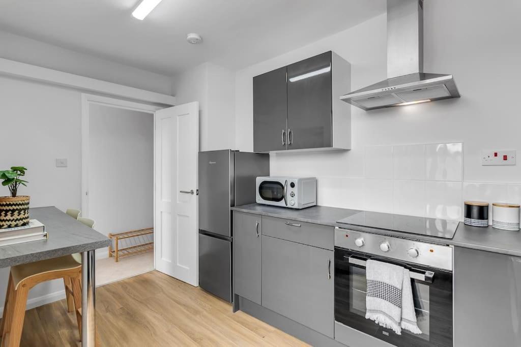 1-Bed Seaside Apartment With Parking 크로머 외부 사진