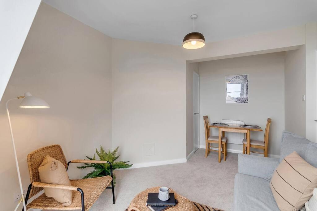 1-Bed Seaside Apartment With Parking 크로머 외부 사진