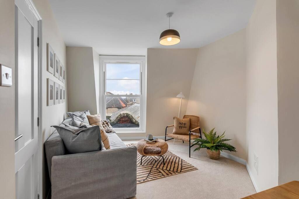 1-Bed Seaside Apartment With Parking 크로머 외부 사진
