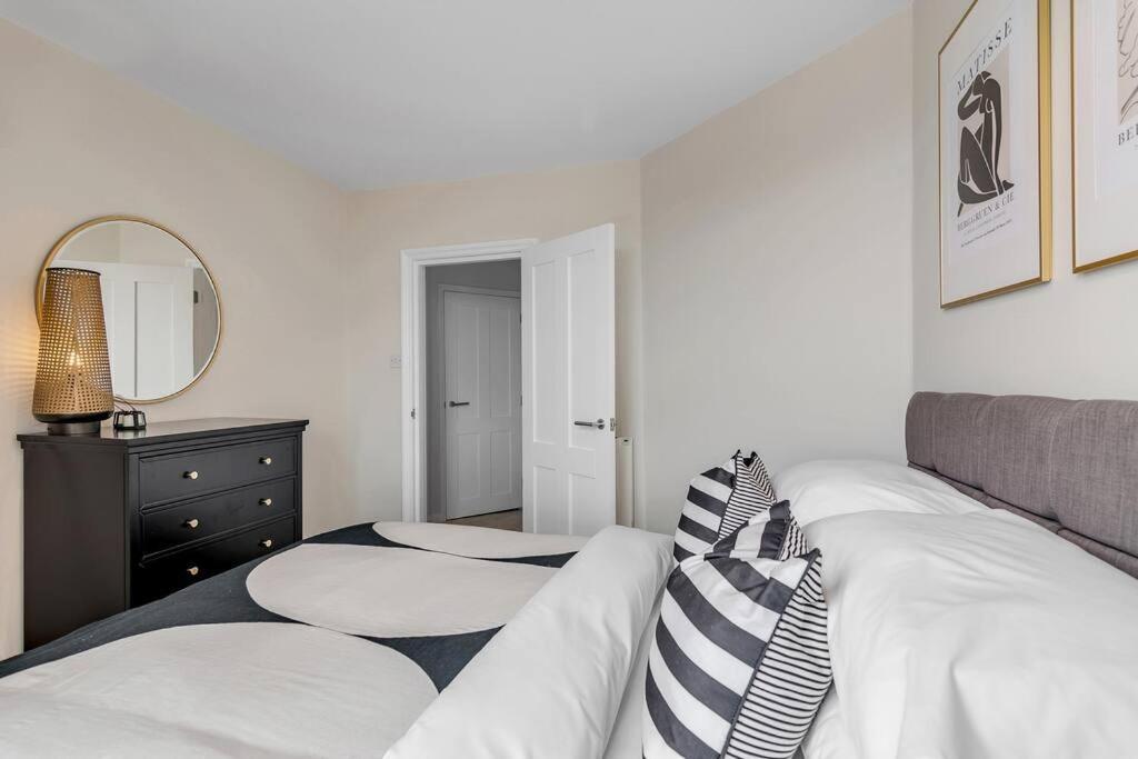 1-Bed Seaside Apartment With Parking 크로머 외부 사진